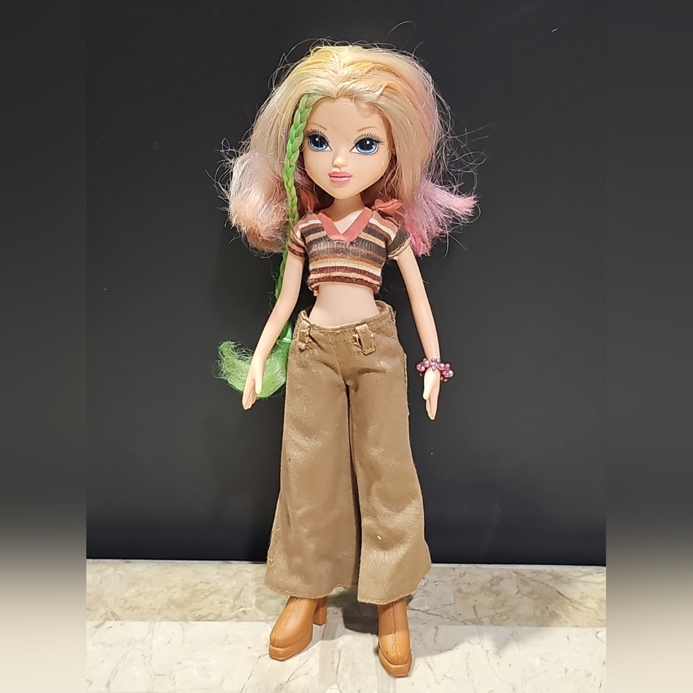 Moxie Girlz Camping Adventurez Archery Champion Doll 2009‎ Collectible  Toy
